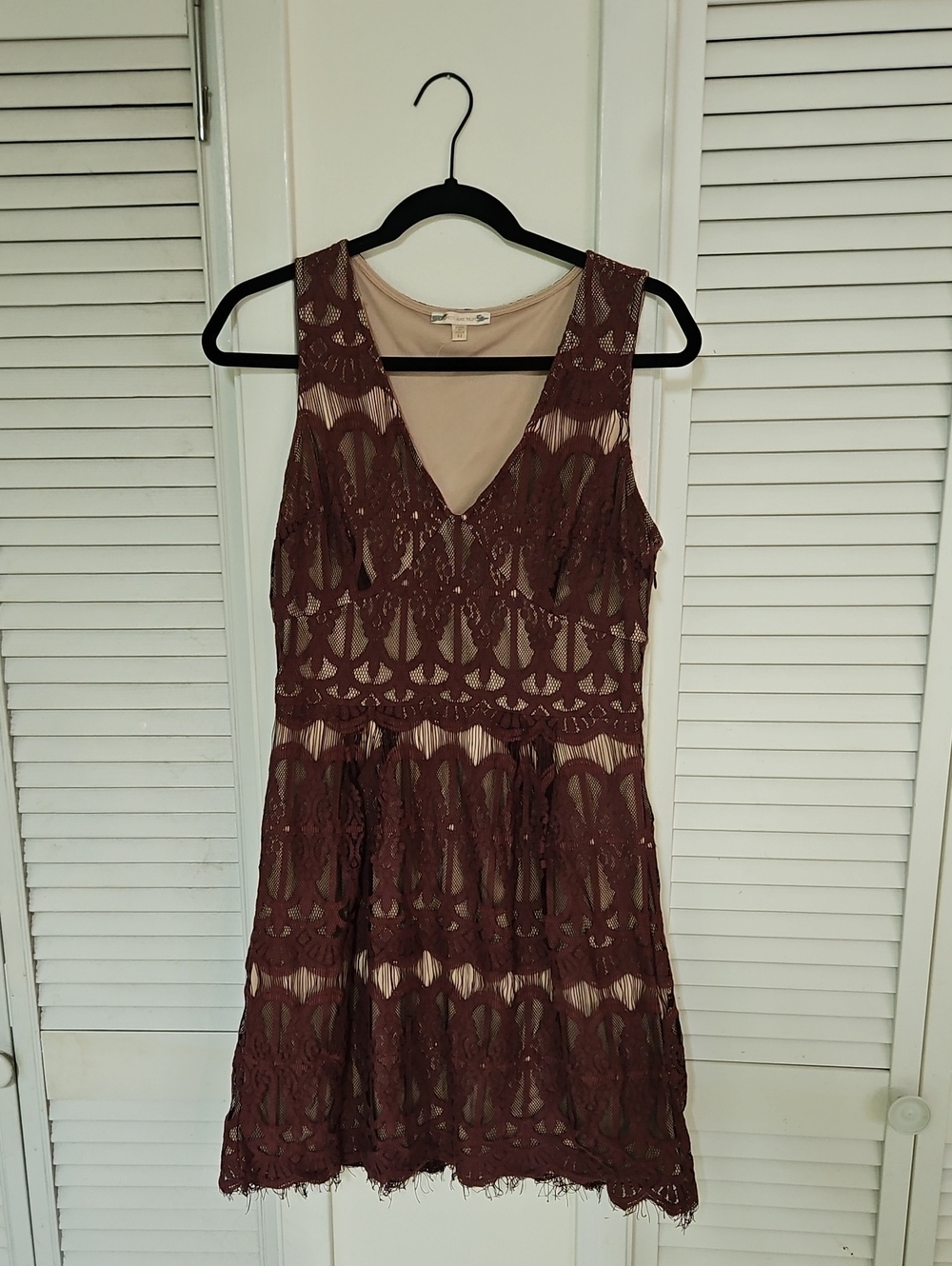 Sleeveless Burgundy Lace V-Neck Dress